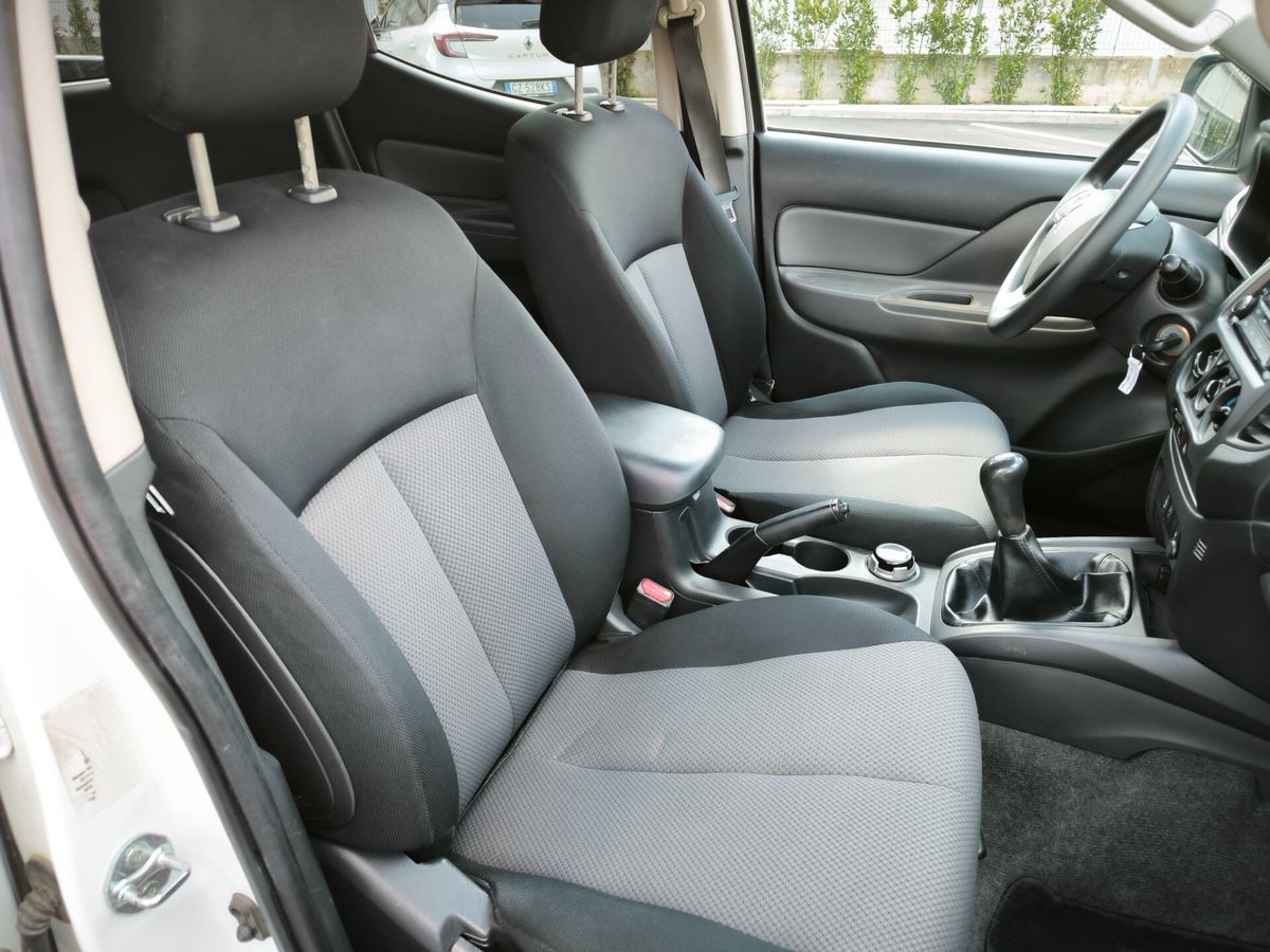 Mitsubishi-L200-7