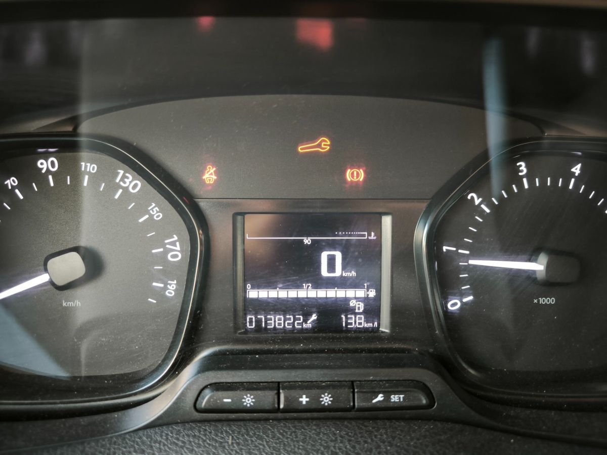 Opel-Vivaro-8